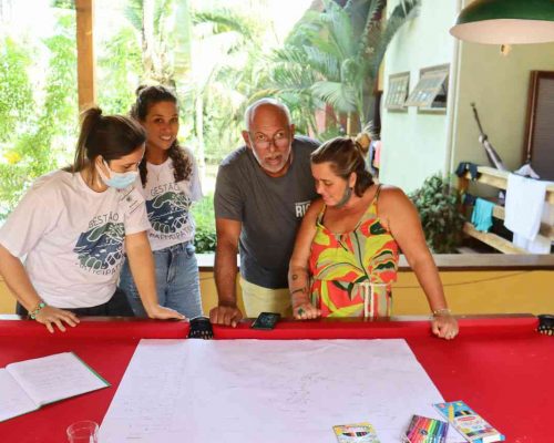 3_Equipe aplicando o mapeamento participativo durante oficina_Tubiacanga_Setor Metropolitano