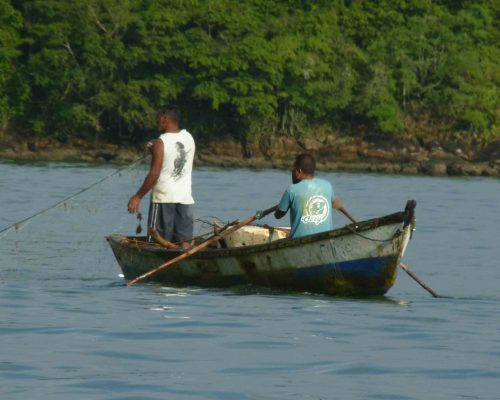 Pescadores na Ilha da Marambaia - Itacuruçá-RJ. Foto de Caio Cutrim