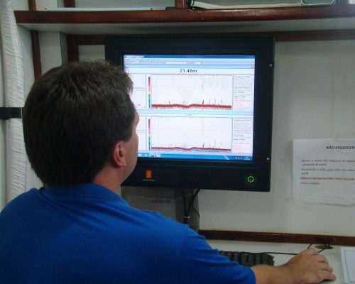 Pesquisador operando a ecosonda científica e registros de cardumes de sardinha verdadeira_N.Pq. Atlântico Sul_março de 2018
