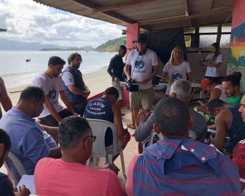 Sensibilização de pescadores e filmagens para o documentário - Ilha da Marambaia- Itacuruçá. Foto de Joyce Miranda